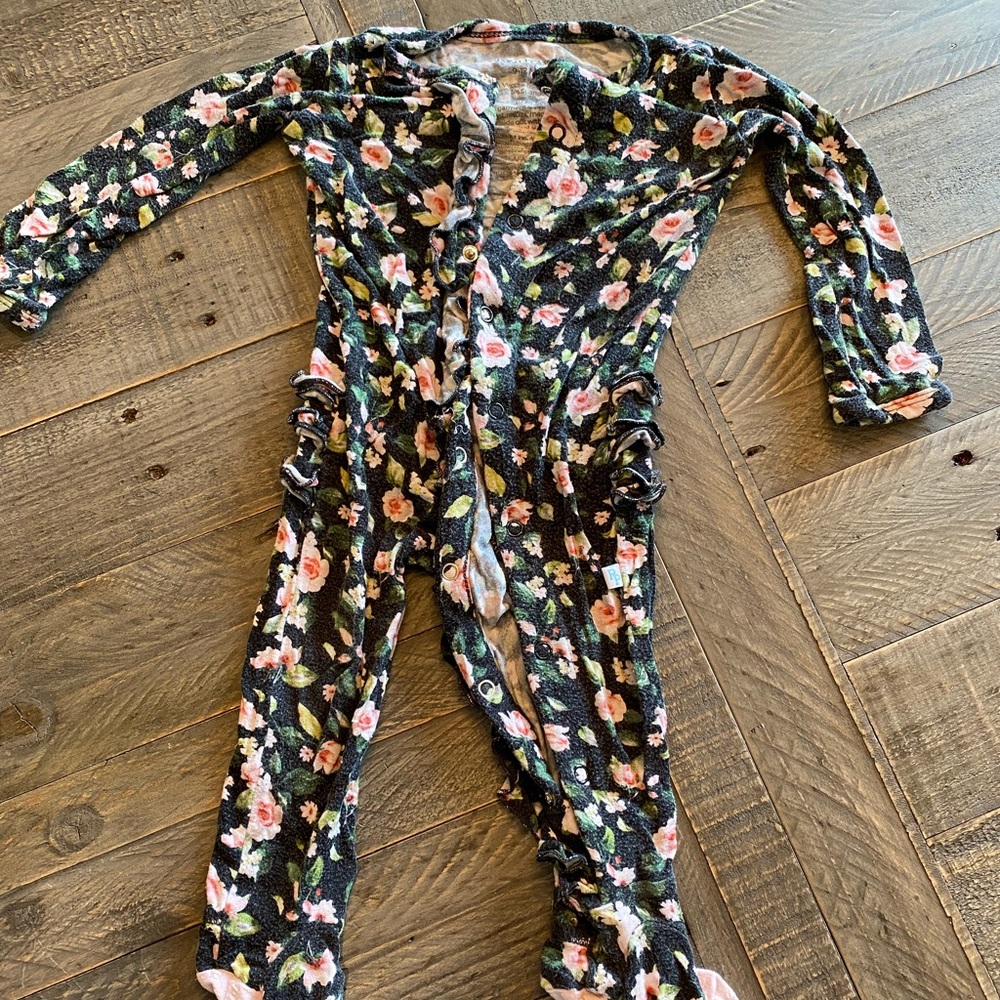 Posh Peanut 9-12 Months Footed Pajamas - snaps GUC 🚭🐶